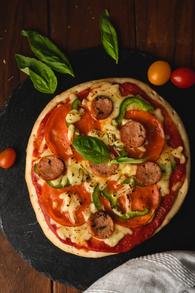 pizza con tomate albaca y queso
