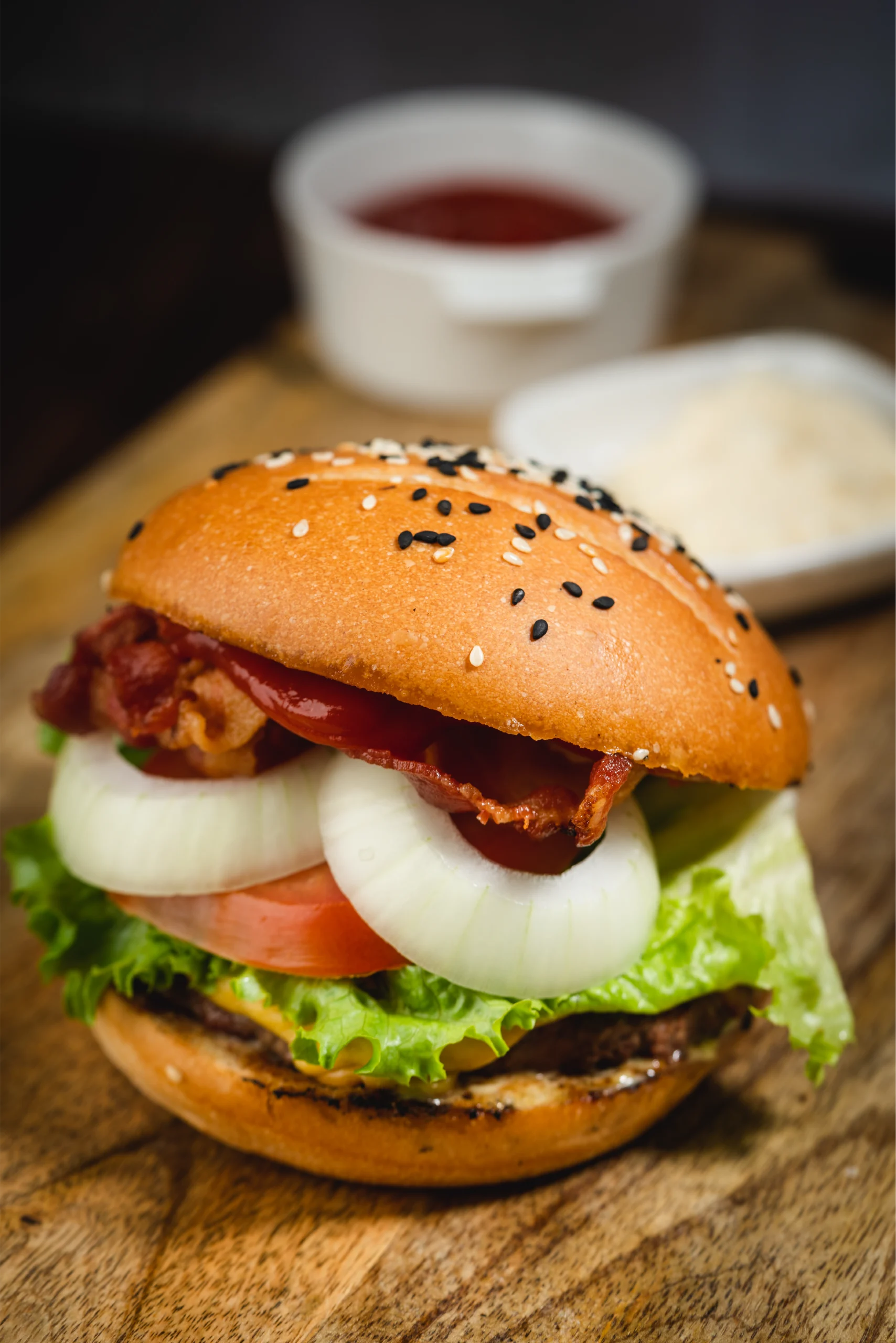 pan de hamburguesa con cebolla tocino y ajonjoli