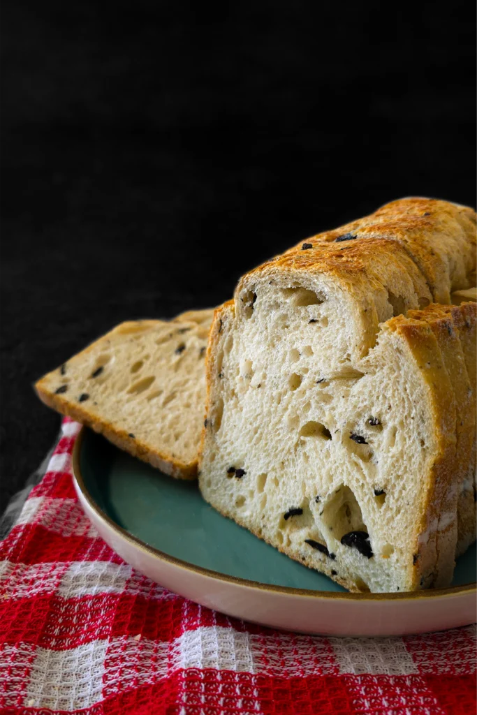 pan de masa madre con aceitunas