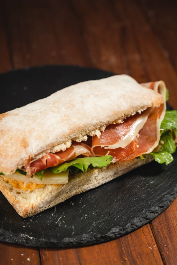 ciabatta con jamón serrano y lechiga